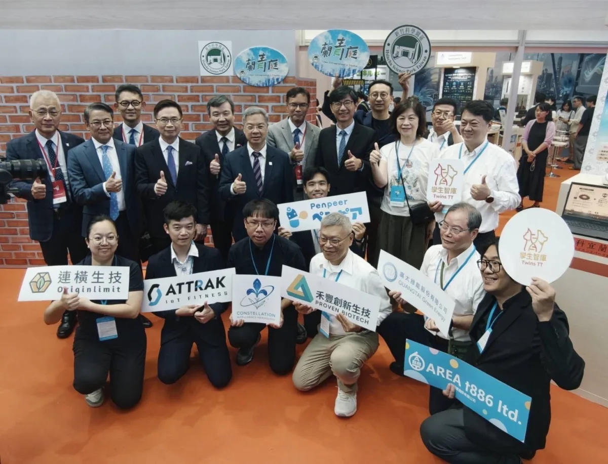 台日形象展與經濟部長龔明鑫及新創企業合影